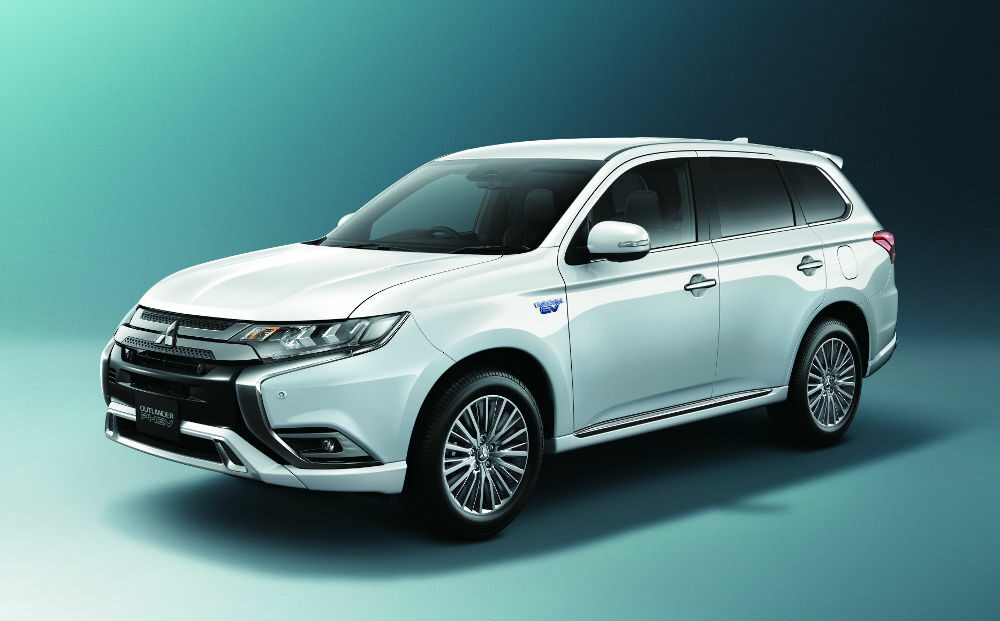 斜め前から見た三菱 アウトランダーPHEV