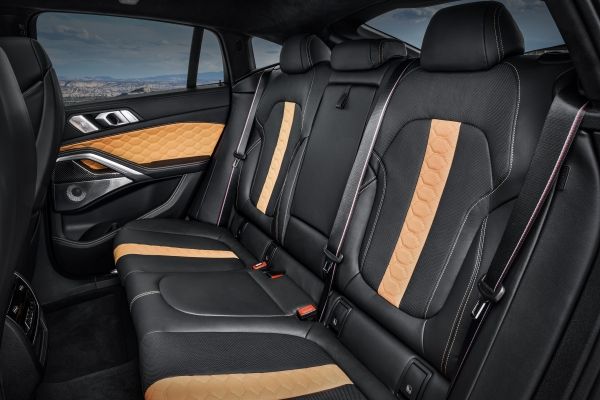 新型BMW X6 M コンペティション リアシート