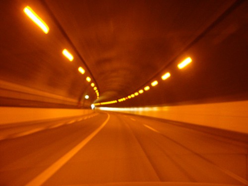 高速道路のトンネルでライト点灯はなぜ 無灯火は交通違反の減点と罰金も Moby モビー