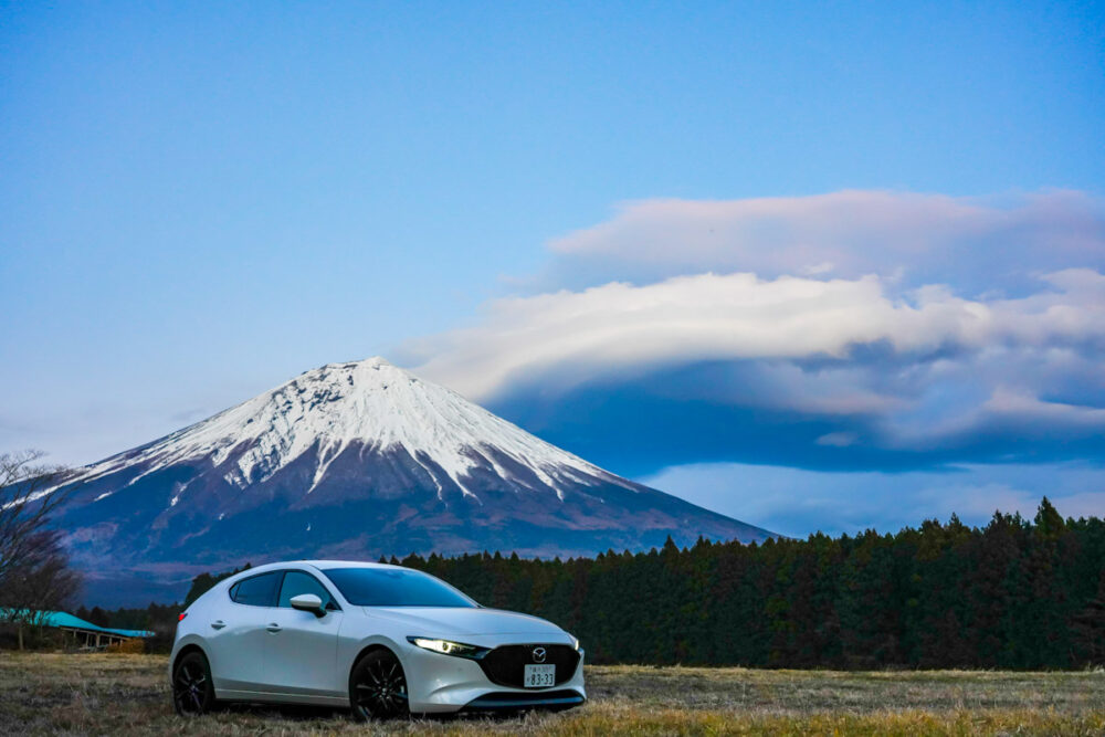 富士山を背景に撮影した白色のマツダ3ファストバック スカイアクティブX