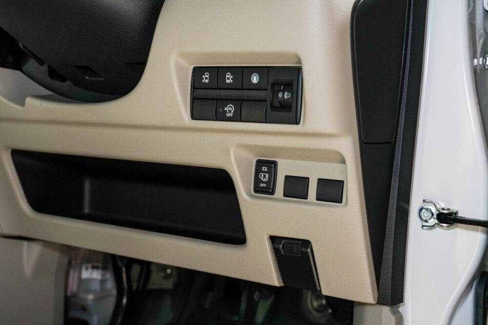 新型日産ルークスの運転席側スイッチ類