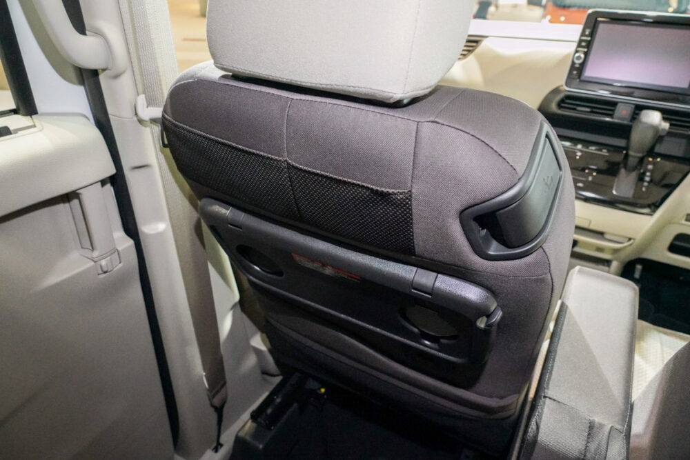 新型日産ルークスハイウェイスターの前席背面のテーブル。折りたたみ状態
