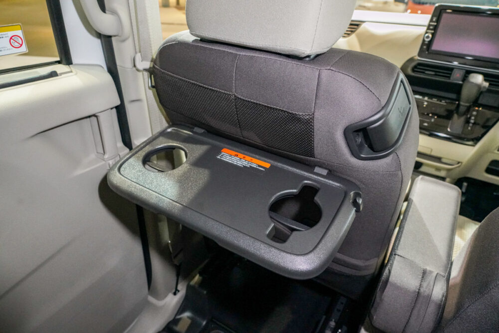 新型日産ルークスの前席背面のテーブルをだしたところ