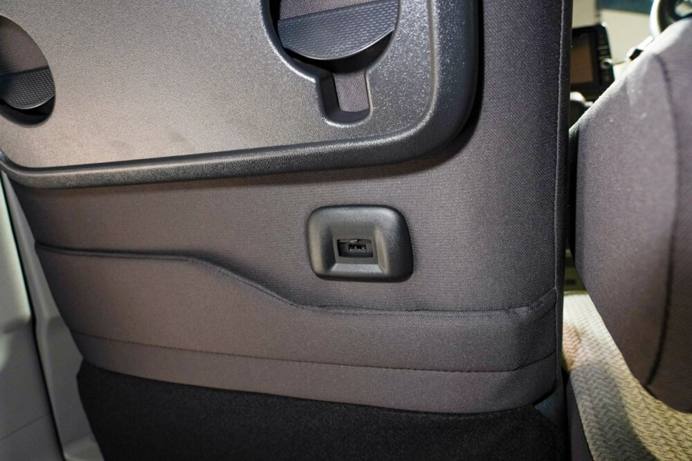 新型日産ルークスのUSB充電ポート。接続部カバーを開口