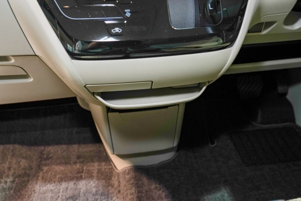 新型日産ルークスのセンターコンソールの引き出し式収納