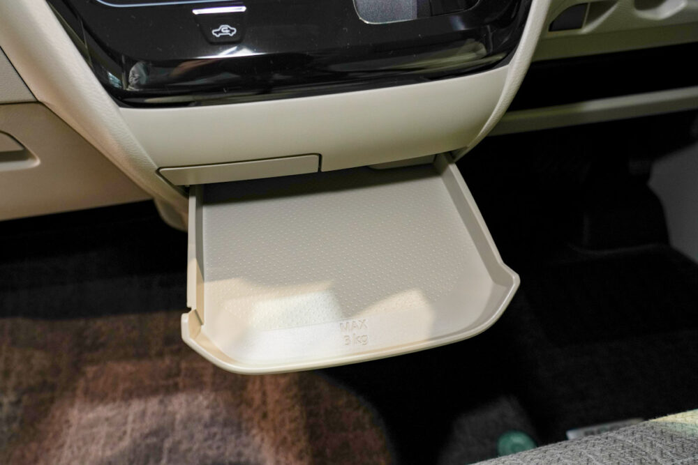 新型日産ルークスのセンターコンソールにスマホがおけるトレー