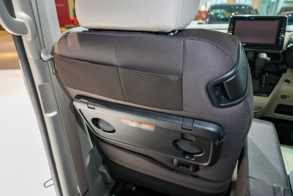 新型日産ルークスの前席背面にあるスマホが入る小袋式収納