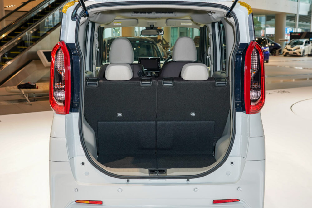 新型日産ルークスの後席を立てた荷室を後方から撮影
