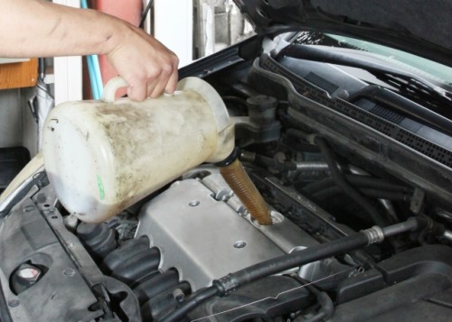 車のエンジンオイル漏れの原因と対処法 オイルの減りが早いと危険 Moby モビー