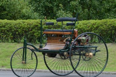 世界で1番最初にできた車とは?┃車の歴史や未来の車を解説