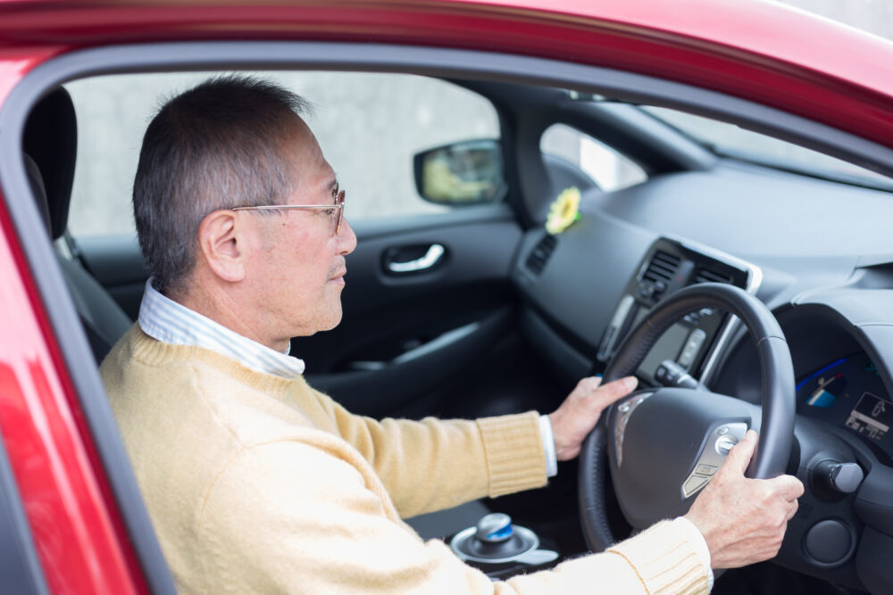 運転するシニアの画像