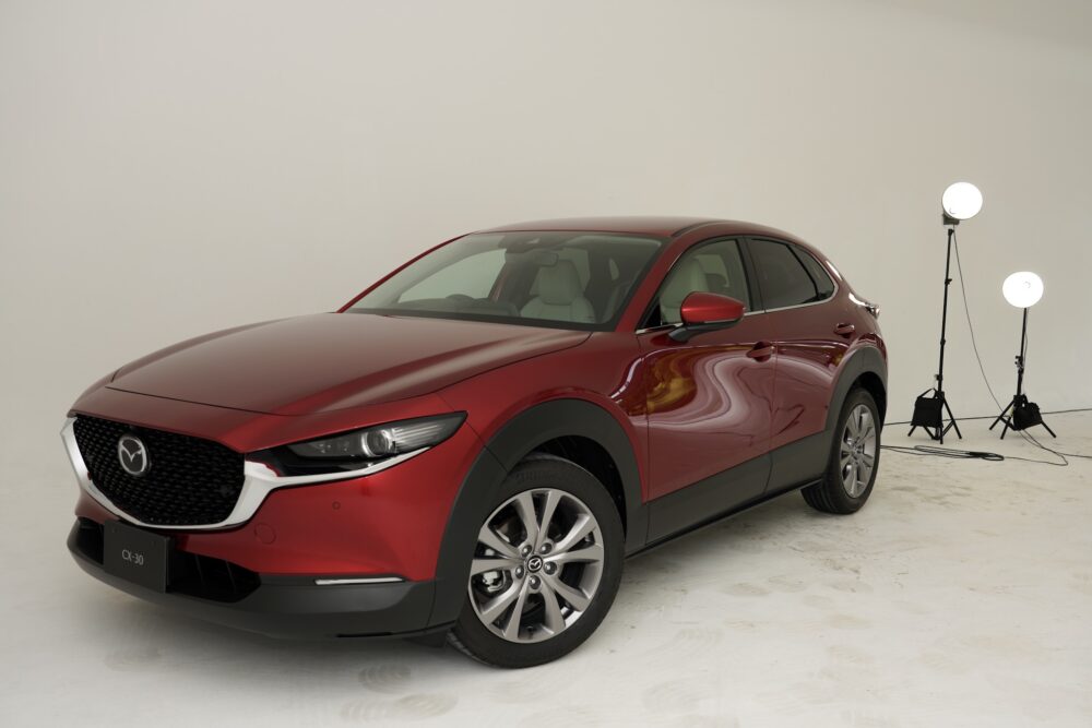 ソウルレッドクリスタルメタリックのCX-30 のボディサイドに映り込みするS字状の光のライン