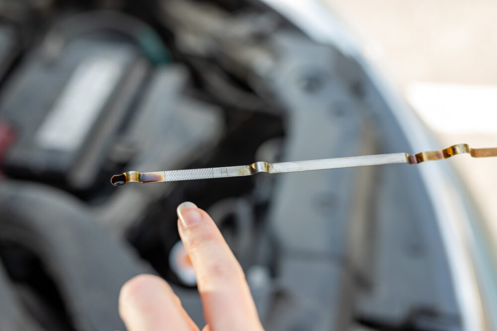 エンジンオイル量の見方｜色で劣化がわかるの？ MOBY [モビー]