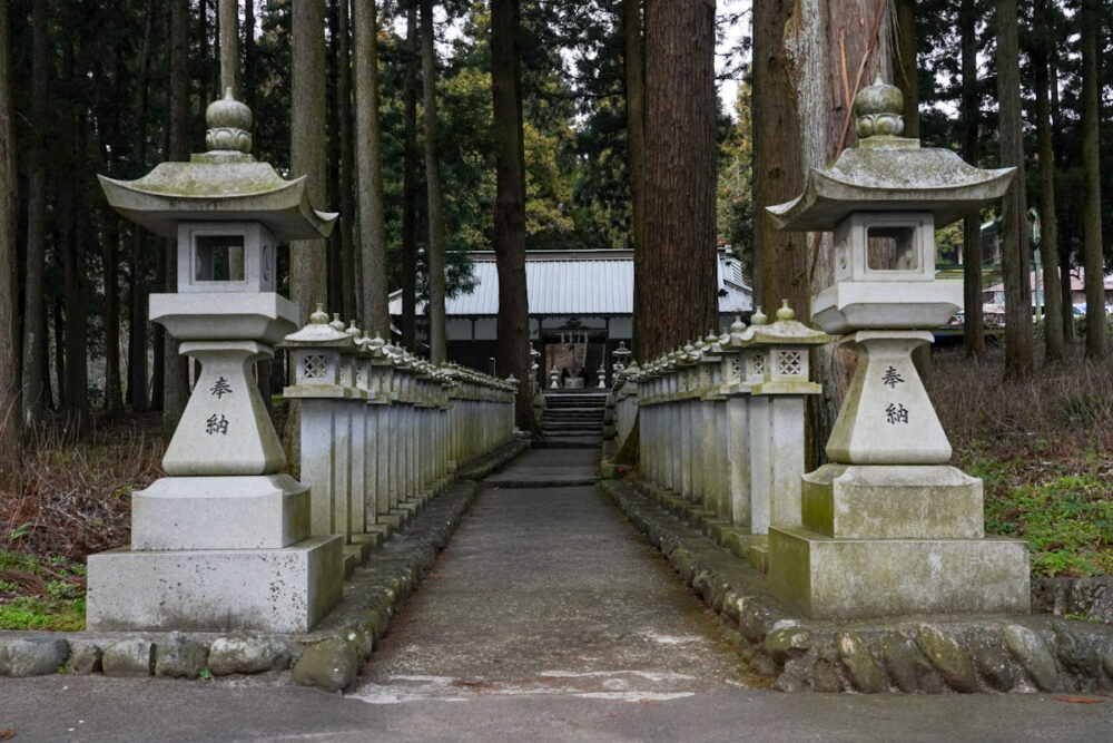 山宮浅間神社の整然と並んだ灯籠