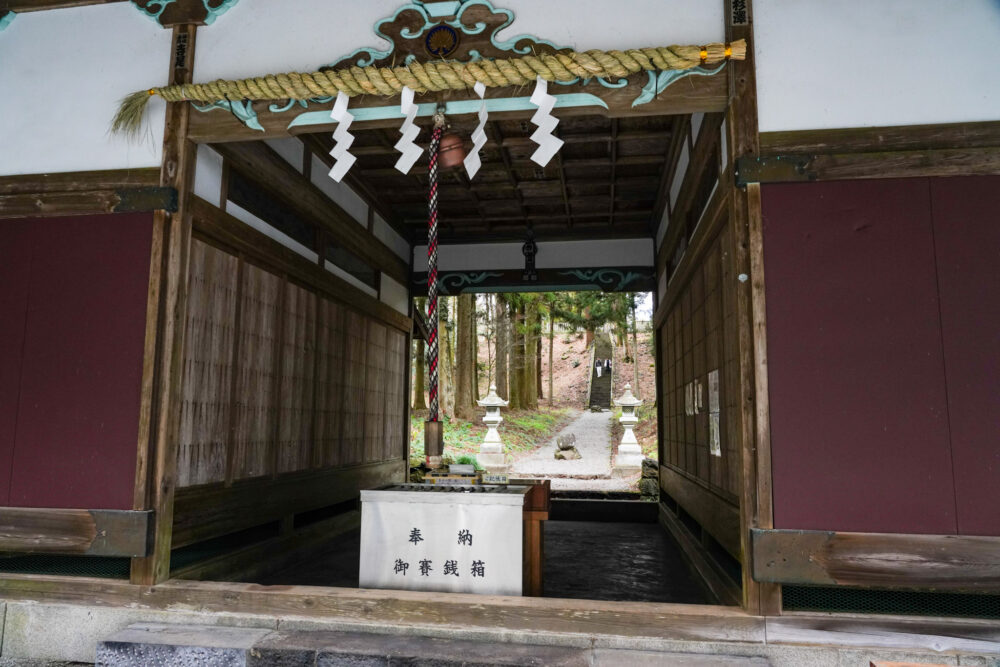 山宮浅間神社の社務所。賽銭箱と本坪鈴