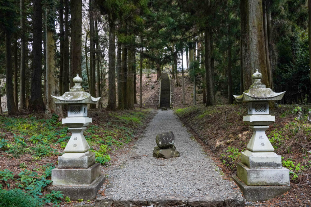 山宮浅間神社境内の通路の真ん中に置かれる鉾立石