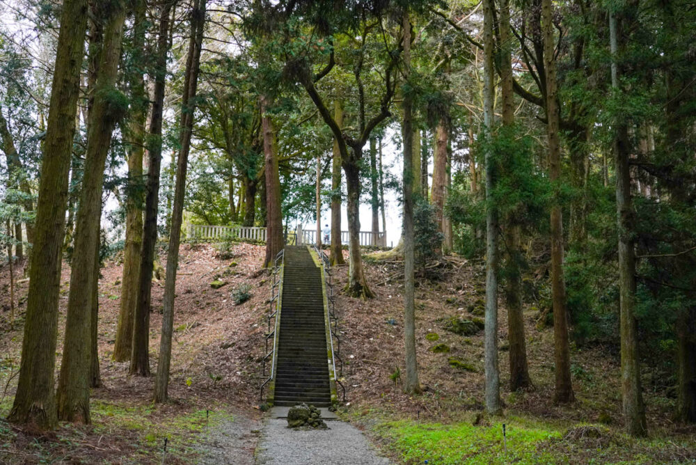 山宮浅間神社の奥の石段。石段の下に鉾立石