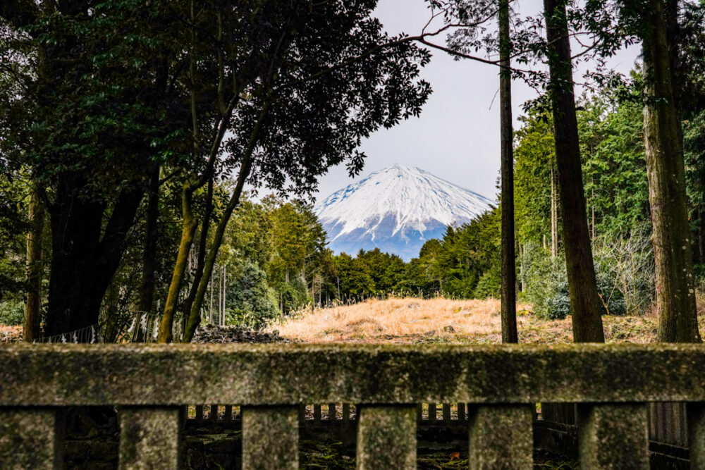 山宮浅間神社の遙拝所から富士山を拝む
