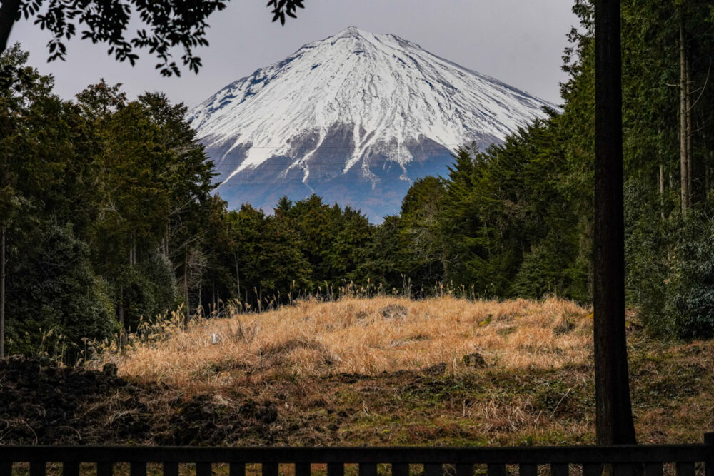 山宮浅間神社の遙拝所から富士山にズームして撮影