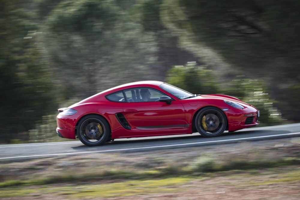 新型ポルシェ 718 ケイマンT
