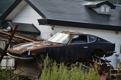 【リアル悪魔のZ】は実在した!?無造作に積まれたフェアレディS30Z、あのシーンに似すぎ!