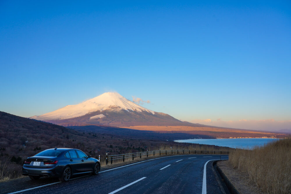 BMW M340i 遠景は富士山と山中湖