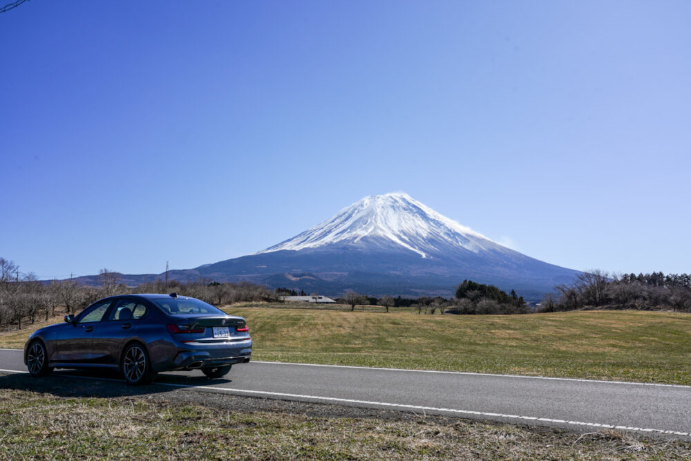 BMW M340i のサイド・リア。富士山を背景