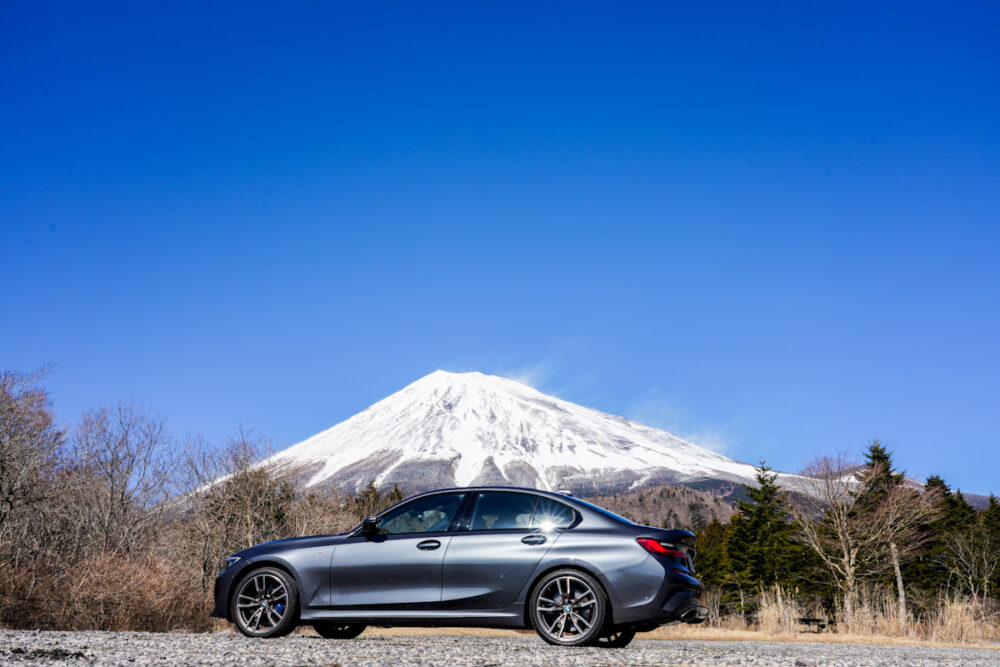 BMW M340i 背景は富士山