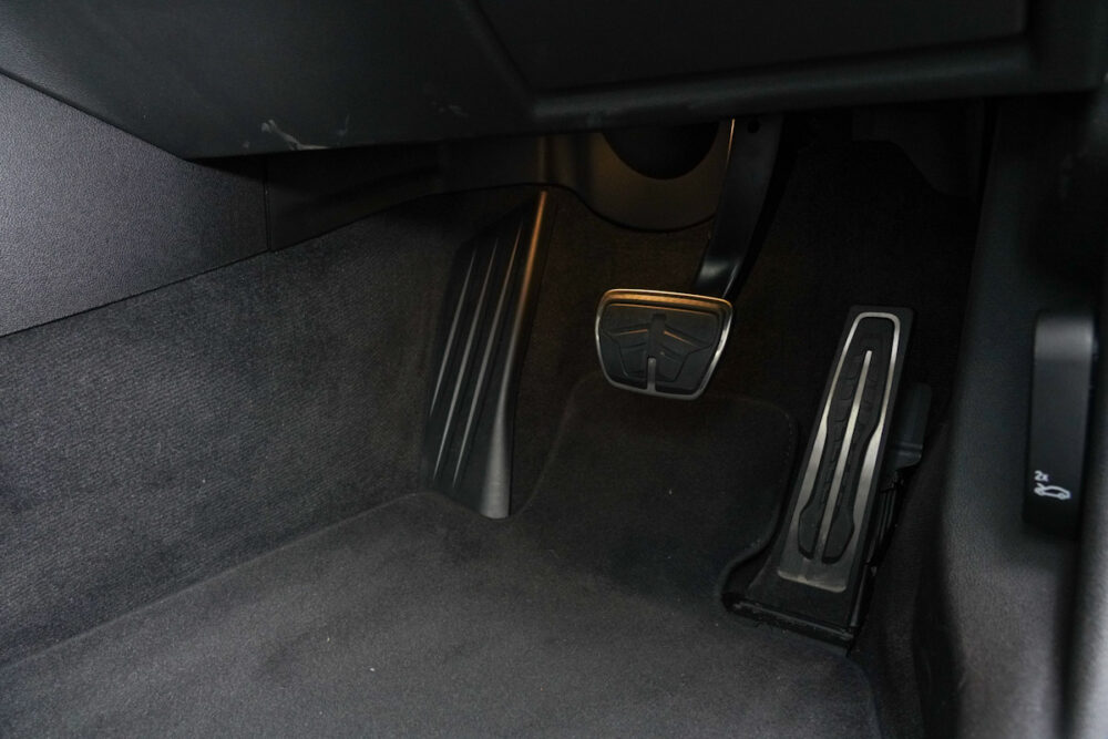 BMW M340iのアクセルペダルとブレーキペダル