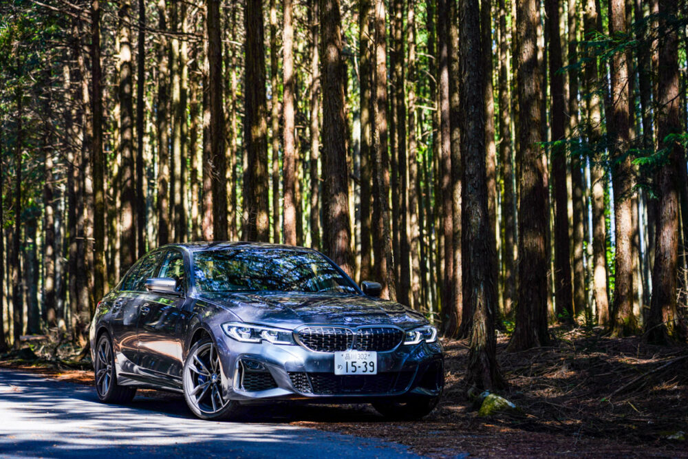 林の中のBMW M340i