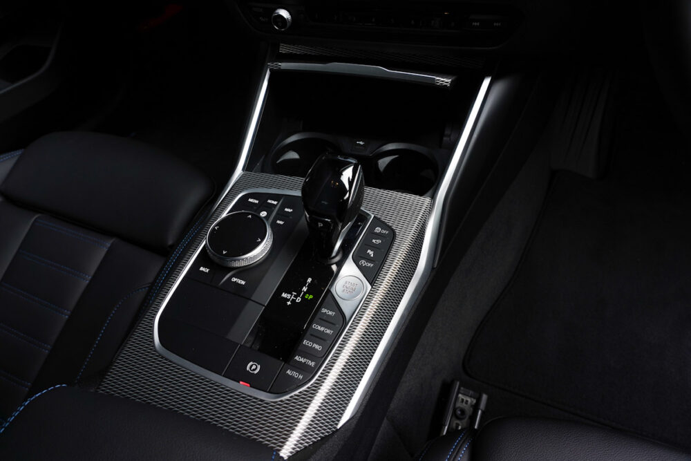 BMW M340iのシフト回り。ドリンクホルダーを開けたところ