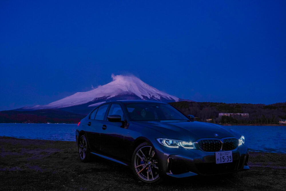 日の出前の山中湖から望む富士山を背景に撮影したBMW M340i