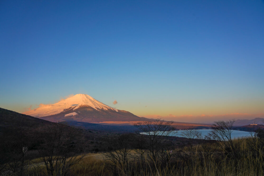パノラマ台近くから富士山と山中湖を撮影