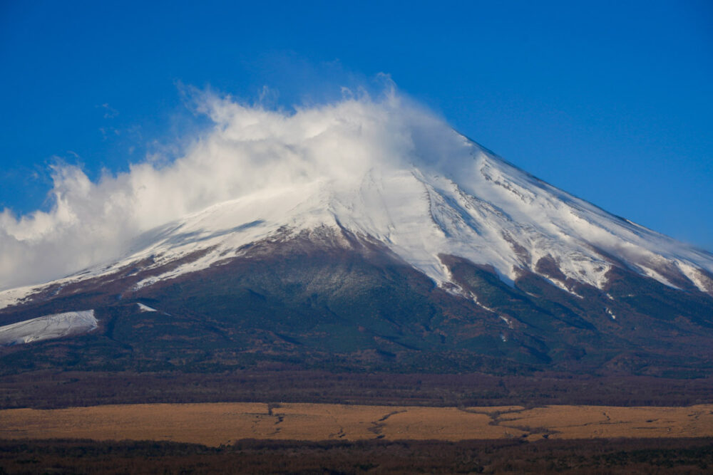 山中湖から富士山頂を望遠で撮影