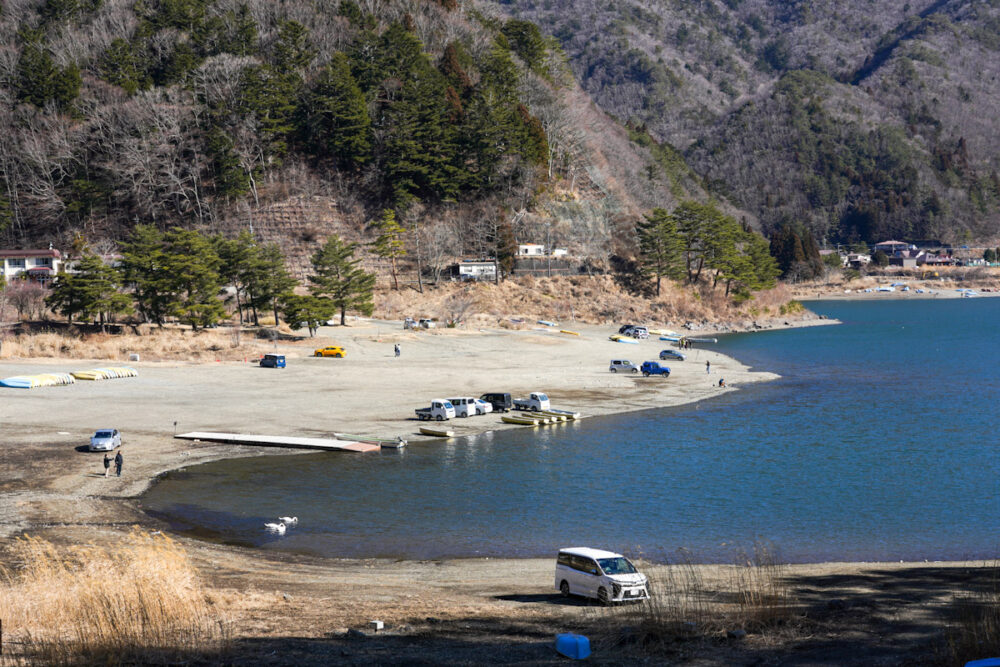 精進湖畔を見下ろす