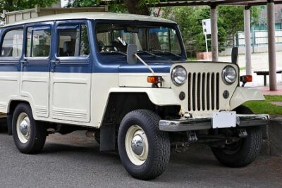 三菱ジープの歴史と現在の中古車価格は?維持費やカスタムについても【日本の名車】