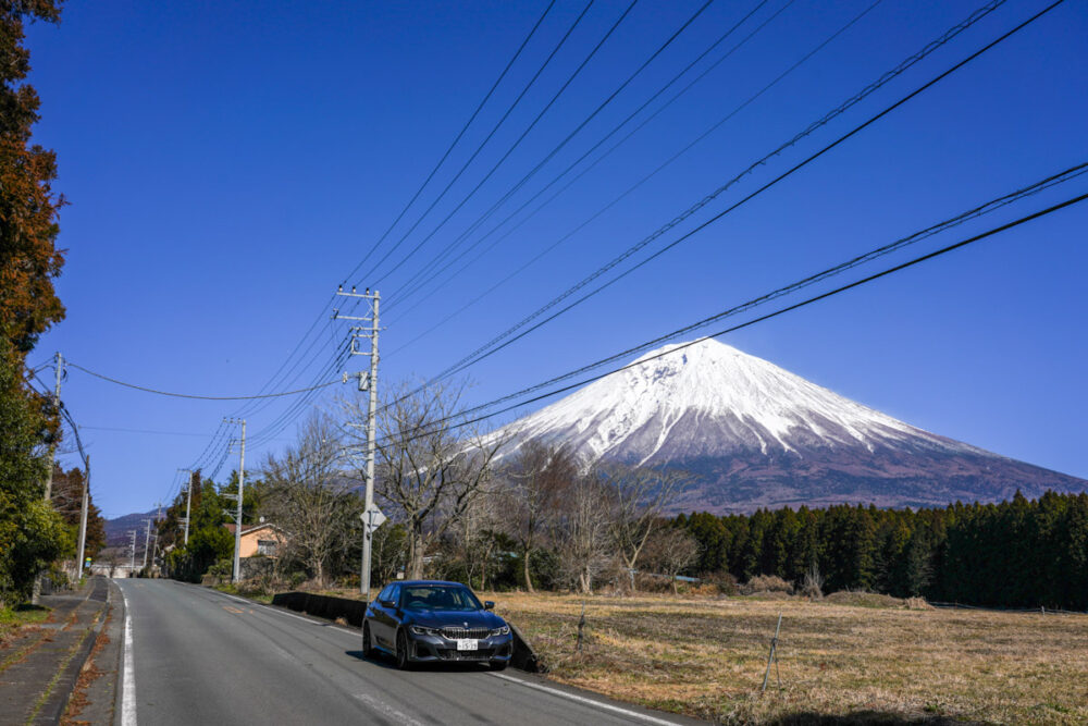 上井出で富士山を背景に路肩に停まるBMW M340iを撮影
