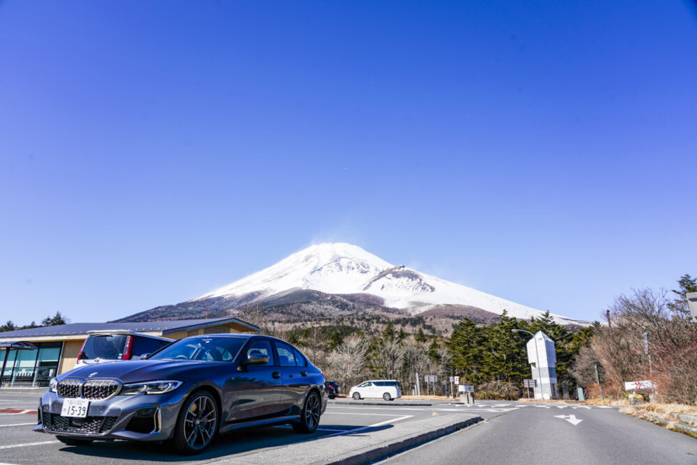 水ヶ塚公園の駐車場に停まるBMW M340i。背景は富士山