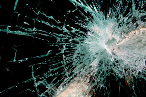 傷ついたフロントガラスの交換 修理にかかる費用は 対策や応急処置の方法 Moby モビー