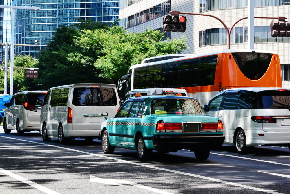 信号待ちの車