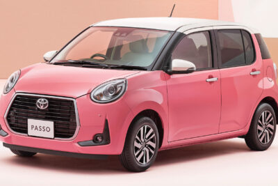 どピンクのトヨタ・パッソ特別仕様車が発売開始|駐車支援・快適装備充実の女性向け
