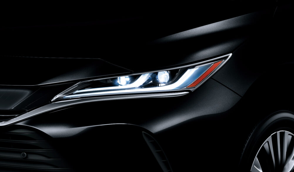 トヨタ新型ハリアー・プロトタイプ LEDヘッドライト点灯状態