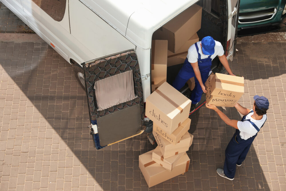 荷下ろしをする引っ越し業者