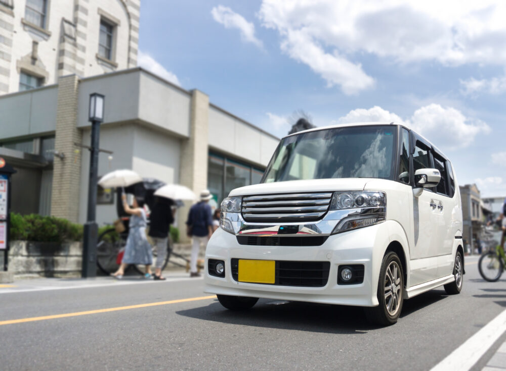 道路を走行する軽自動車