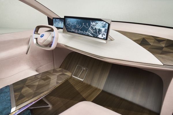 BMW Vision iNextのインテリア。デュアル・ディスプレイが配置されている。