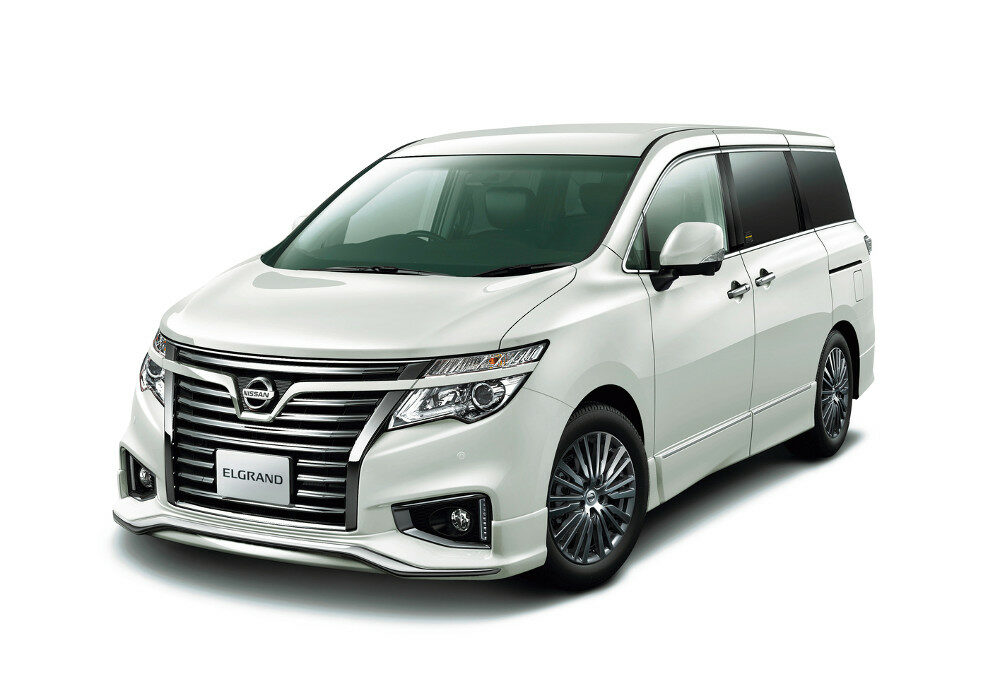 斜め前から見た日産 エルグランド