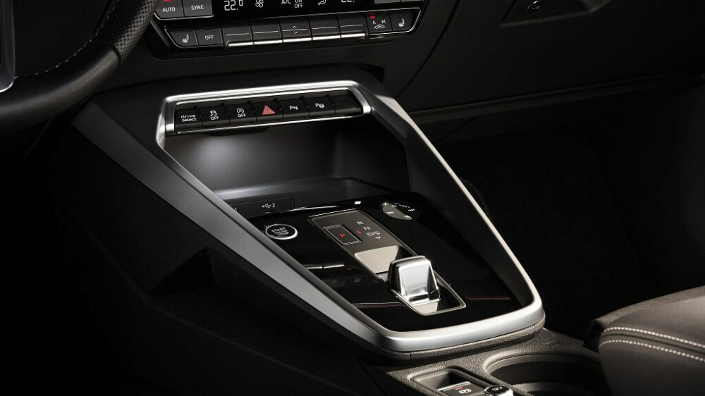 新型アウディ A3 セダン センターコンソール