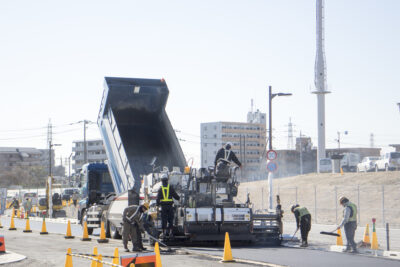 【建機】アスファルトフィニッシャーとは?規格・仕組みから運転資格まで