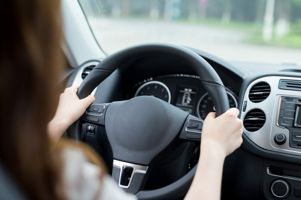 運転する女性