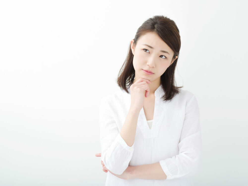 考える女性